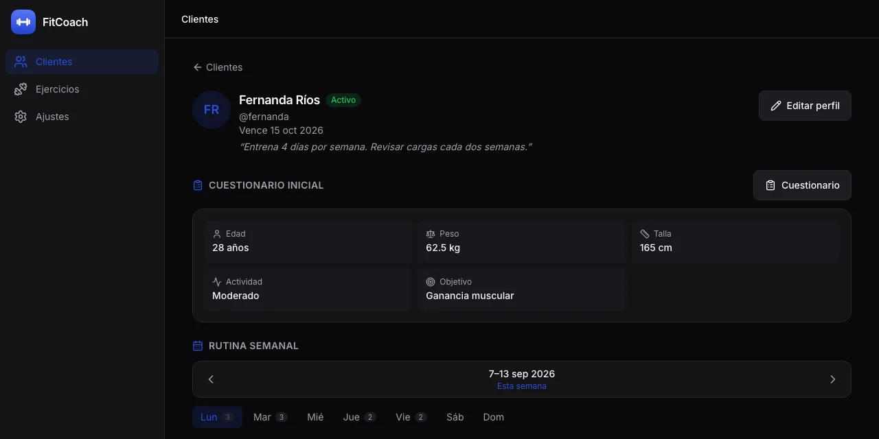 Ficha de un cliente: cuestionario inicial con edad, peso, talla y objetivo, y su rutina semanal por días.